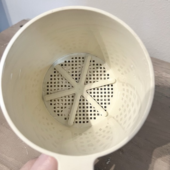Ekco USA Vintage 3-Cup Manual Flour Sifter / Strainer Cream Plastic Hand Crank - Picture 5 of 8